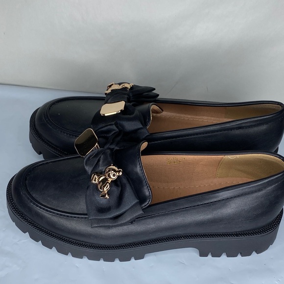 Elegant Black Loafers with Gold Accents - Picture 4 of 11